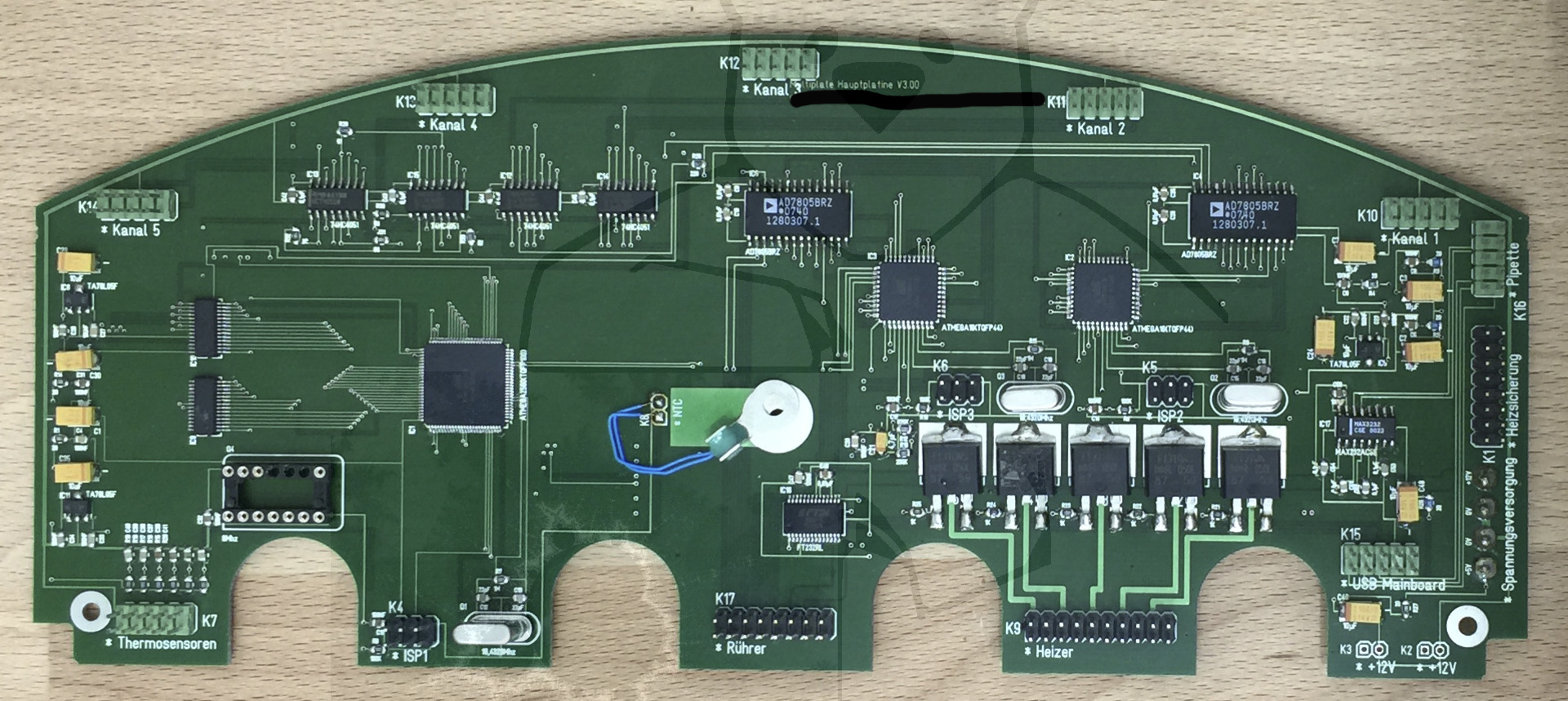 Entwicklung des Multiplate® - Neues Spiel, neues Glück. Ein neuer ATMEGA, komplette Digitale Signalerzeugung mit allem Schnick-Schnack. Da aber die Übernahme durch Roche immer wahrscheinlicher wird, wird die Entwicklung eingestellt.